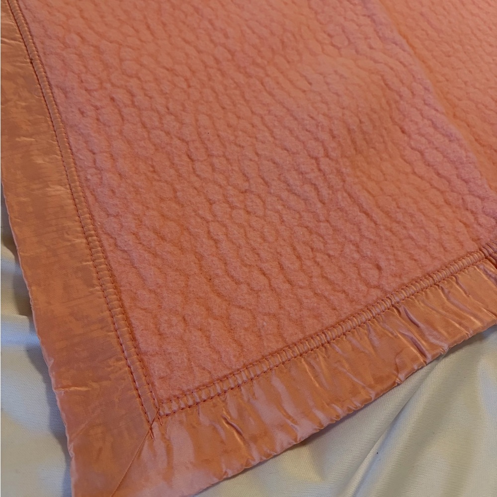 Vintage Pink Acrylic Satin Trim Baby Blanket 36x45 - Picture 5 of 5
